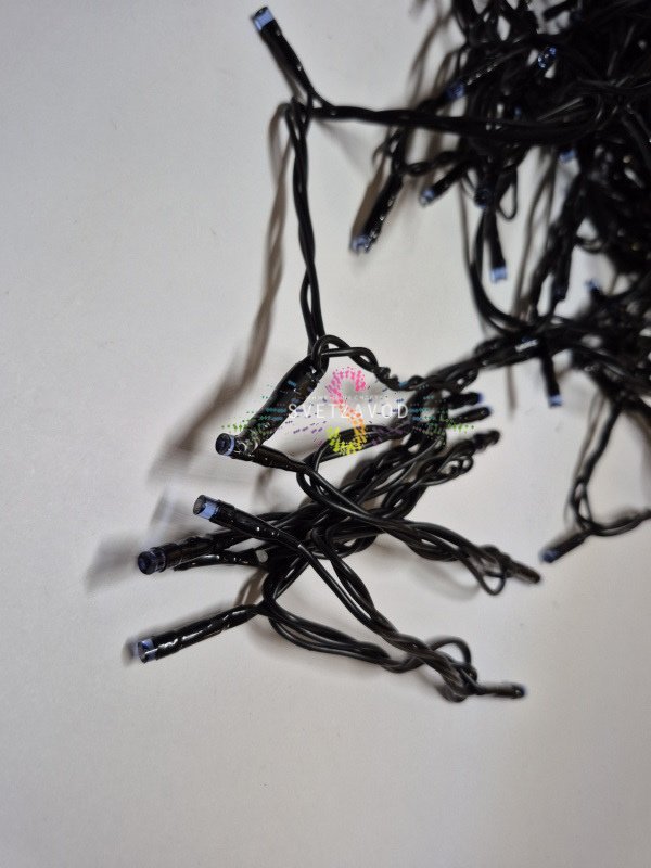 Детальное фото Клип Лайт Спайдер: 5 нитей синих светодиодов с эффектом мерцания, черный провод ПВХ, блок питания 220/24В, упакованный в коробку.