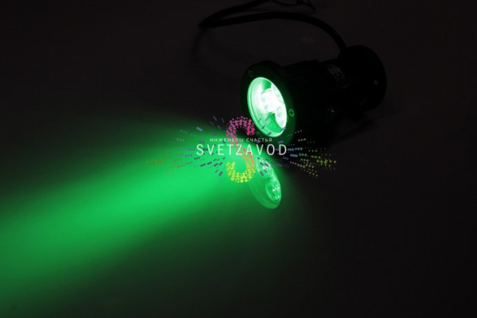 Детальное изображение поворотного светодиодного прожектора зеленого свечения 12В 3Вт с серым металлическим корпусом и креплением.