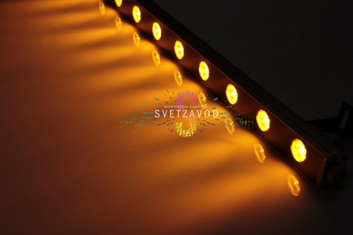 Детальное изображение линейного светодиодного прожектора 12В 18Вт, желтый свет, серый алюминиевый корпус, степень защиты IP65, размеры 100х3х2,5 см.