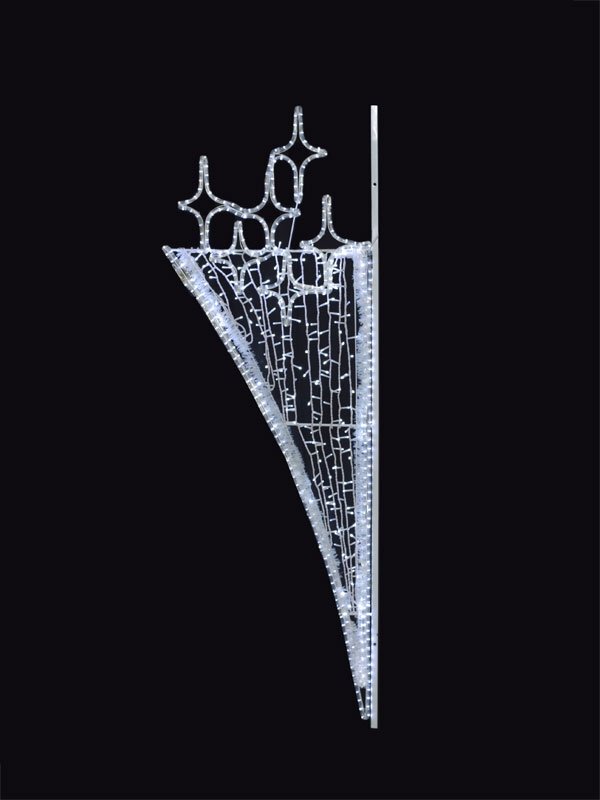 Крупный план светодиодной консоли Звездный мотив, закрепленной на уличной опоре, видна структура звезд и стальной каркас.