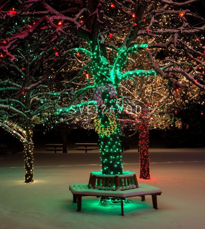 Детальное фото комплекта гирлянды Клип Лайт Спайдер: три черные нити по 20 метров с зелеными светодиодами, блок питания и разветвитель.