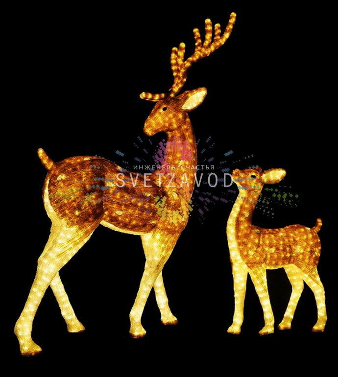 Детальное фото акриловой световой фигуры оленя. Виден металлический каркас, яркие светодиоды и прозрачный акриловый корпус. Фигура установлена на улице.