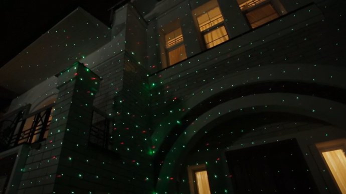 Лазерная подсветка Garden X-34P-1D в работе: проекция заполняющих узоров и анимации Цветы на фасаде или в саду.