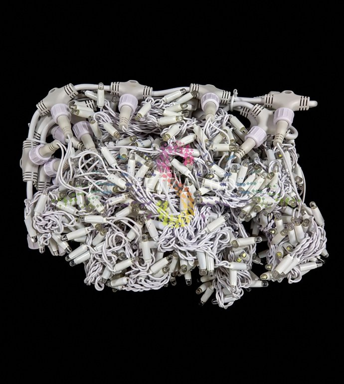 Детальное фото светодиодного занавеса 'Дождь' 2х6м: видны желтые светодиоды DIP, белый ПВХ провод, фиксинг-крепление, коннекторы для соединения.