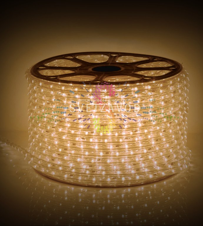 Крупный план светодиодного дюралайта Rich Led SLD-401: гибкий прозрачный шнур с теплыми белыми светодиодами, видны коннекторы.