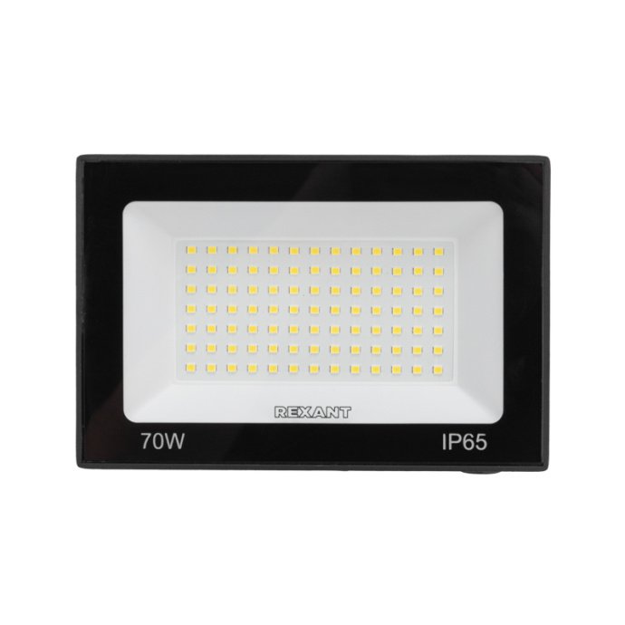Крупный план светодиодного прожектора REXANT 70Вт в черном алюминиевом корпусе со степенью защиты IP65, стеклянным рассеивателем и элементами крепления.