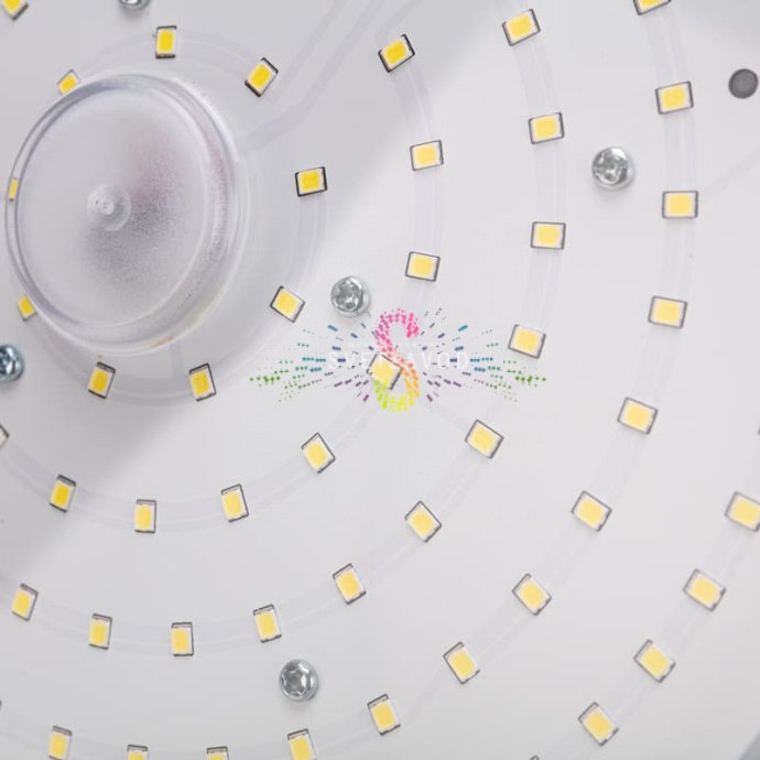 Крупный план светодиодного светильника для высоких пролетов 150Вт с черным алюминиевым корпусом, степенью защиты IP65 и креплением для подвеса