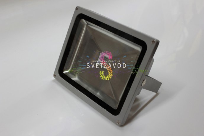 Крупный план светодиодного прожектора мощностью 30Вт в сером алюминиевом корпусе со степенью защиты IP65 для уличного использования.