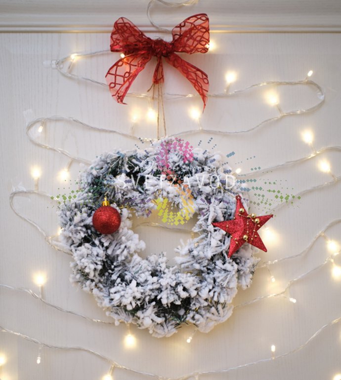 Детальное фото рождественского елового венка Neon-Night арт. SEL-387. Видны реалистичные заснеженные ветки из ПВХ зеленого цвета.