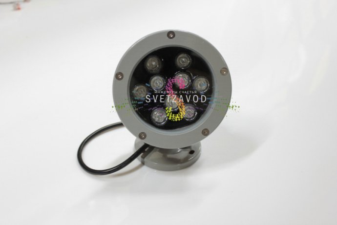 Детальное изображение поворотного светодиодного прожектора: серый металлический корпус, 9 светодиодов, прозрачное стекло, крепление для накладного монтажа.