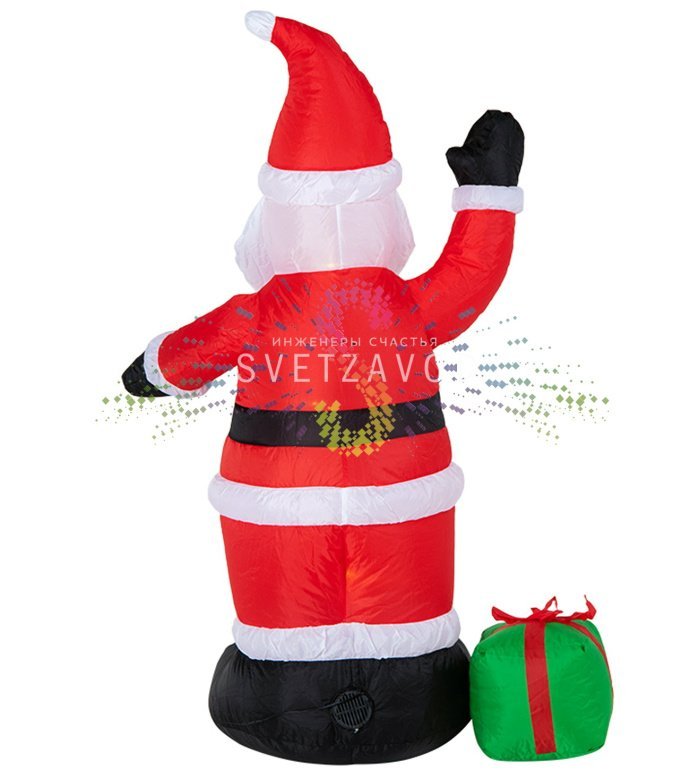 Детальное фото надувной фигуры 3D Дед Мороз с подарком от Neon-Night. Видны светодиодная подсветка, компрессор, адаптер и крепеж. Фигура установлена на улице.