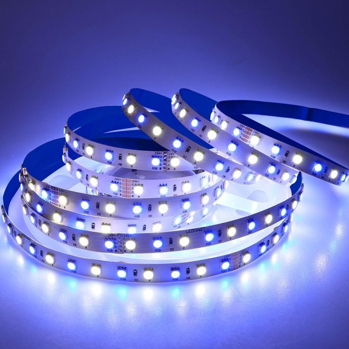 Крупный план светодиодной ленты RGB 24В SMD5050 60LED/м с защитой IP65, видны медные контакты, белая подложка.