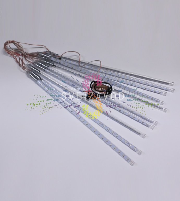 Крупный план гирлянды Тающие сосульки: 10 прозрачных пластиковых трубок по 50 см с RGB светодиодами, закрепленных на прозрачном проводе ПВХ длиной 4.5 метра. Крупный план гирлянды Тающие сосульки: 10 прозрачных пластиковых трубок по 50 см с RGB светодиодами, закрепленных на прозрачном проводе ПВХ длиной 4.5 метра.