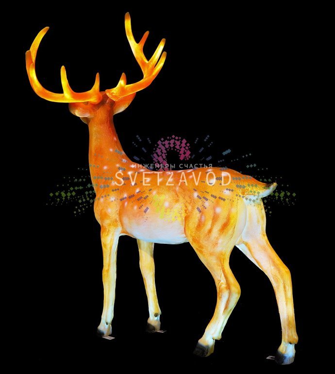 Крупный план светодиодной фигуры оленя из стекловолокна высотой 160 см. Видны детали конструкции, внутренняя светодиодная подсветка, влагозащищенный корпус и трансформатор в комплекте. Крупный план светодиодной фигуры оленя из стекловолокна высотой 160 см. Видны детали конструкции, внутренняя светодиодная подсветка, влагозащищенный корпус и трансформатор в комплекте.