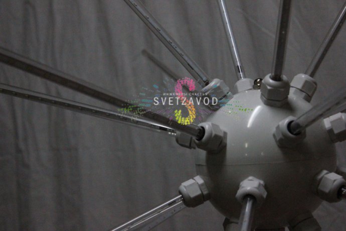 Крупный план светодиодного фейерверка Шар (арт. SFW-242) на металлической опоре, демонстрирующий конструкцию из 20 пластиковых лучей и контроллер.