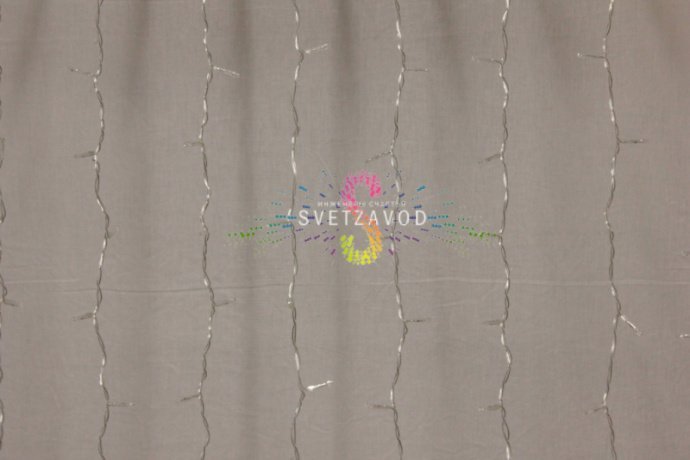 Детальное изображение светодиодного дождя: видны горизонтальный шлейф 2м, 20 вертикальных нитей по 3м, черный провод ПВХ и светодиоды с эффектом мерцания.