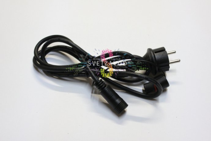 Детальное фото шнура для подключения гирлянды Лофт длиной 10 метров, черного цвета, с вилкой и разъемом, степень защиты IP65.