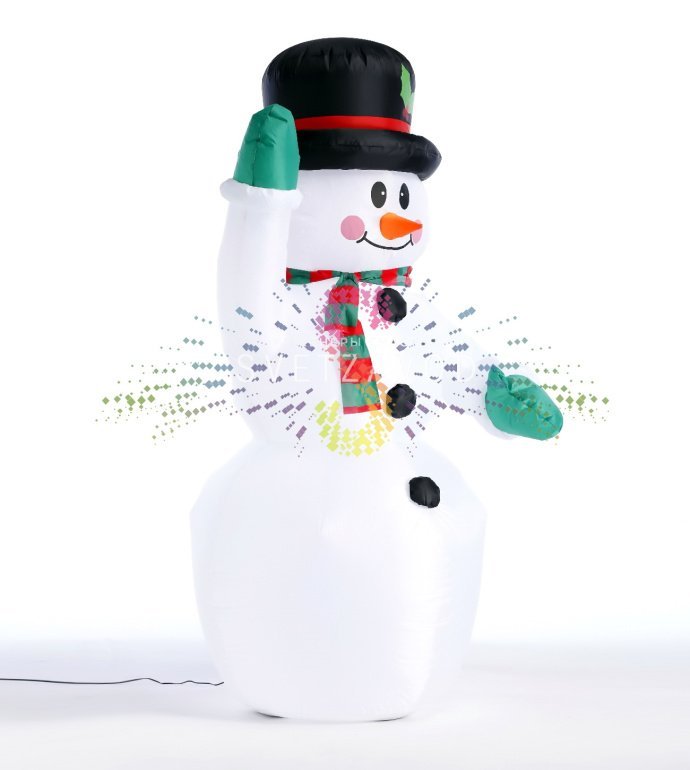 Детальное фото надувной фигуры 3D Снеговик приветствует. Видны прочные швы, встроенные светодиоды, компрессор и адаптер 12В в комплекте. Фигура установлена на улице.
