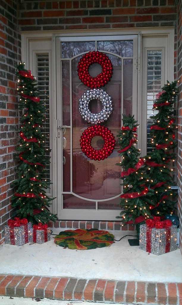 30-ideas-to-decorate-front-door-for-christmas-28.jpg
