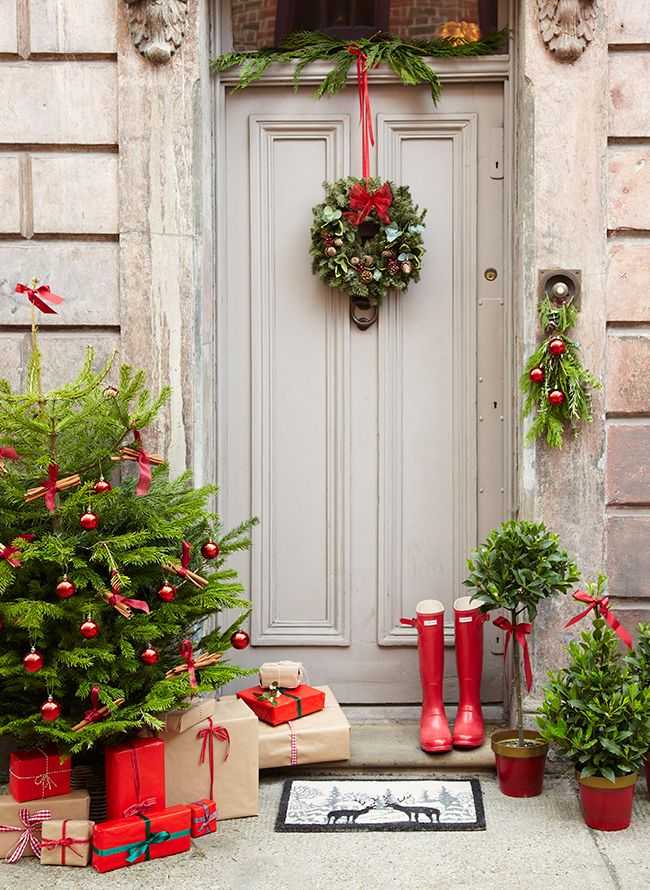 Как оригинально украсить дверь к новому году