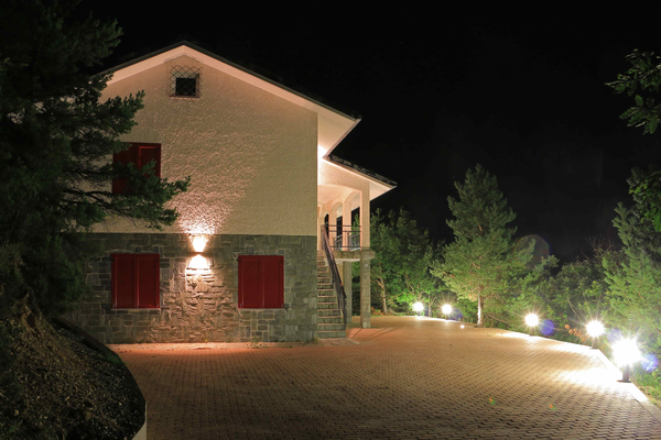 5 вариантов наружного светового оформления загородного дома