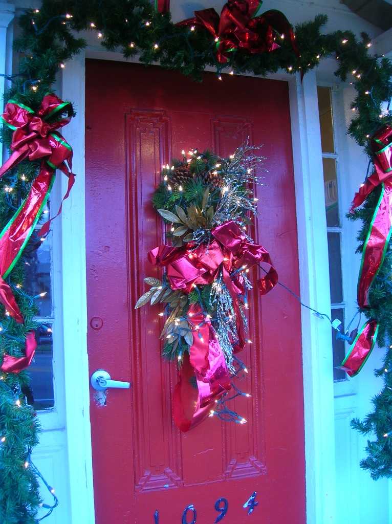 30-ideas-to-decorate-front-door-for-christmas-06.jpg