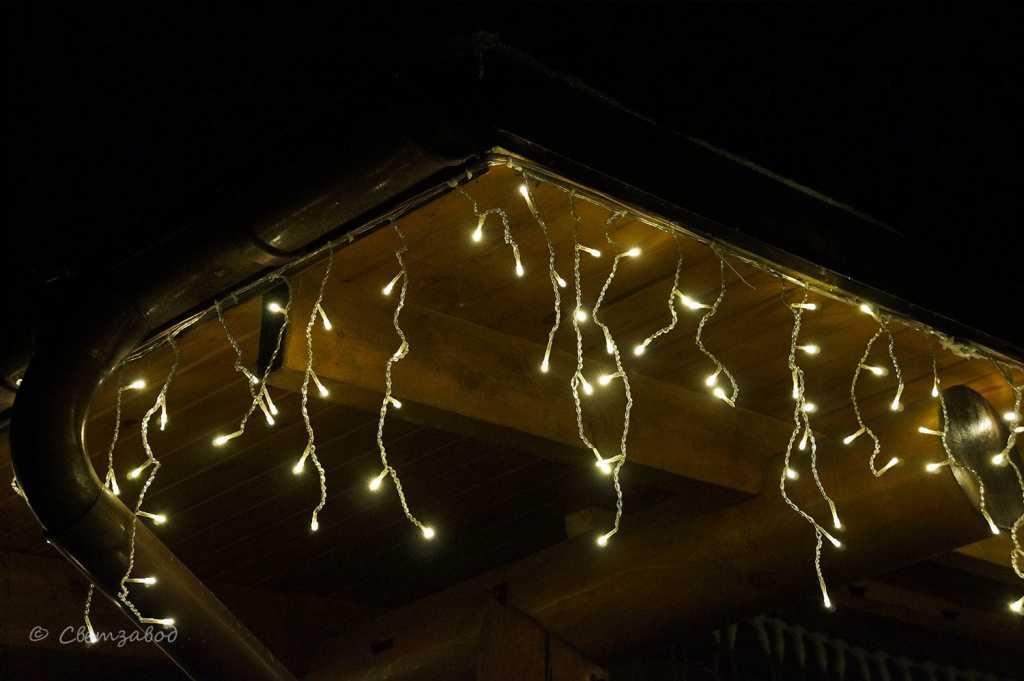 aistovo-house-wood-led-icicle-light-4.jpg
