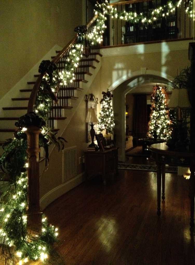 christmas-garland-on-stairs-04.jpg