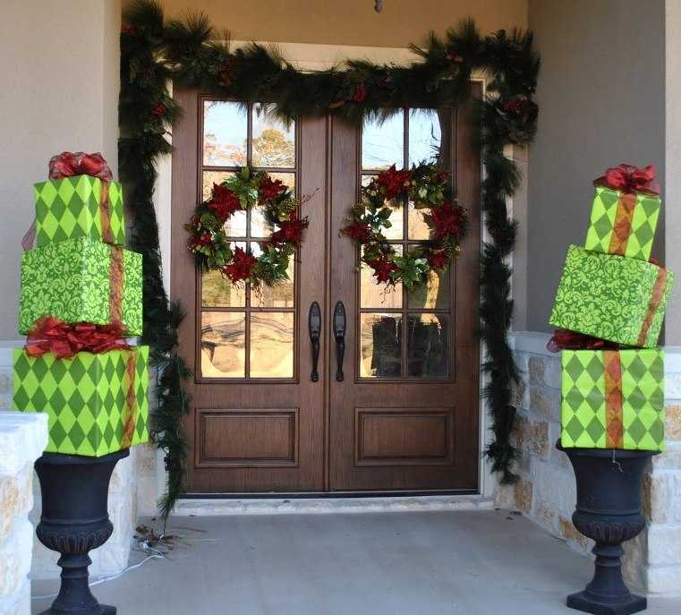Украшаем входную дверь к Новому году и Рождеству
