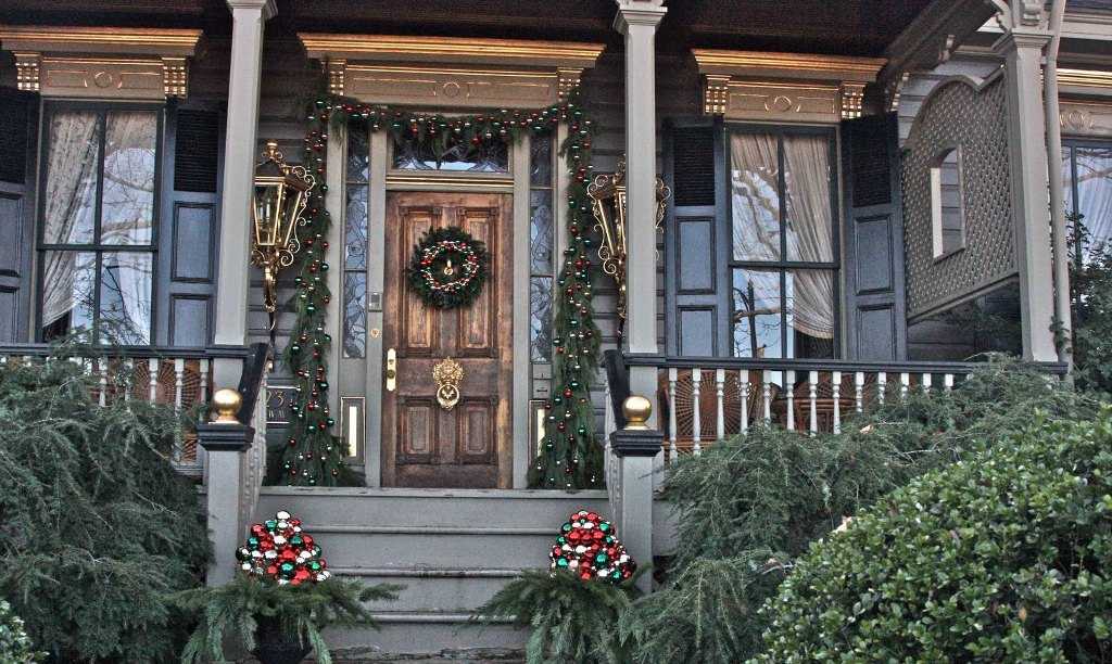 30-ideas-to-decorate-front-door-for-christmas-16.jpg